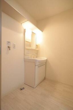 【洗面所】身支度に便利な洗髪洗面化粧台♪