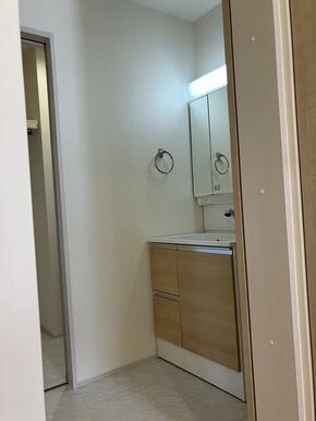 朝のお化粧から夜のスキンケアまで幅広く対応（2号棟）