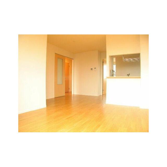 【ＬＤＫ】ＬＤＫの出入り口が広くなっているので、生活動線がゆったりと確保されています！家具のレイア…