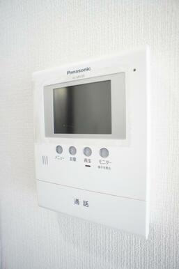 来訪者の姿を確認できるTVモニター付インターホン設置済です！