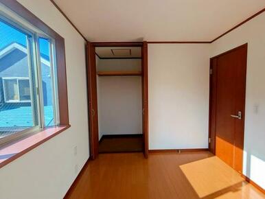 「2階西側約6帖洋室」クローゼットがございます。