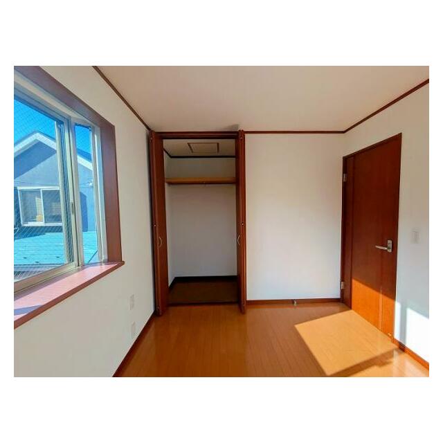 「2階西側約6帖洋室」クローゼットがございます。