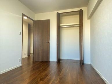 「北西洋室」フローリング上張りを行いました