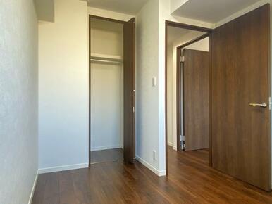 「北東洋室」フローリング上張りを行いました