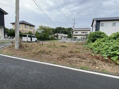 前面道路から見た宅地です。