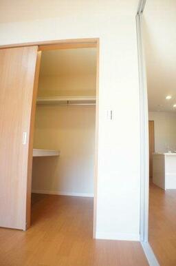 南洋室には衣類や布団の収納に便利なウォークインクローゼット付き☆