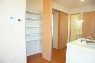 パントリー（食料品保存庫）としても活用可能なＬＤＫ収納は、可動棚で棚の高さの変更可能です。