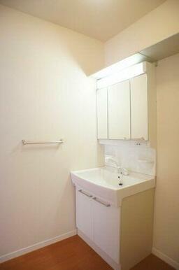 三面鏡タイプの洗髪洗面化粧台は、鏡の裏に化粧品等を収納出来て便利♪上には、洗剤等を収納できる棚付き。