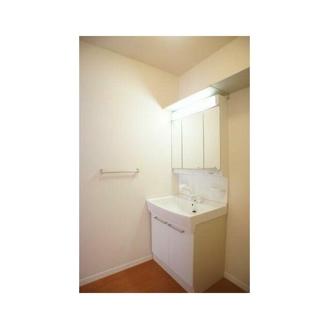 三面鏡タイプの洗髪洗面化粧台は、鏡の裏に化粧品等を収納出来て便利♪上には、洗剤等を収納できる棚付き。