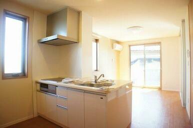 ワイドカウンターのシステムキッチンで家事の作業効率もＵＰ♪角部屋なので嬉しい２面採光☆