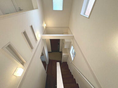 玄関の開放感と明るさを演出してくれる玄関吹抜（1号棟）