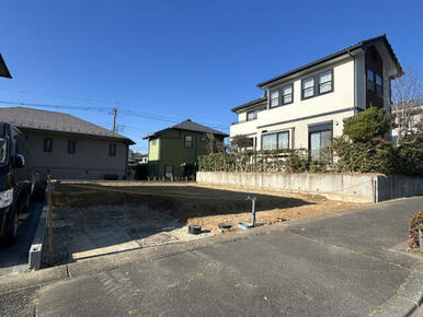 小田急電鉄多摩線 黒川駅まで徒歩20分小田急電鉄小田原線 鶴川駅までバス9分 真光寺会館入口バス停まで徒歩