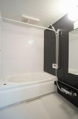 浴室には雨の日に重宝する浴室乾燥機＆物干しバー付き♪またシャワーの高さを調整出来るスライドバー＆温度
