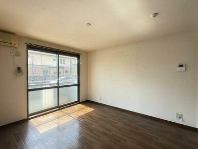 花粉対策や防犯上、人目を避けたい洗濯物の室内干しに便利な室内物干し♪使わないときは窓枠に収納できま…