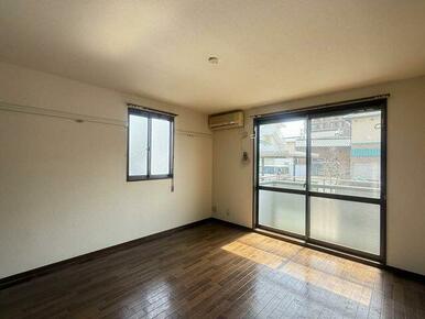 【洋室】エアコン設置済み、角部屋の為、窓が２方向についております☆♪