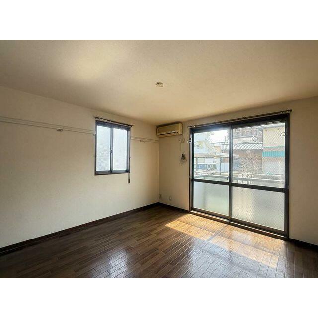 【洋室】エアコン設置済み、角部屋の為、窓が２方向についております☆♪