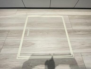 お漬物を漬けたり鍋などの季節物もしまっておける便利な床下収納！