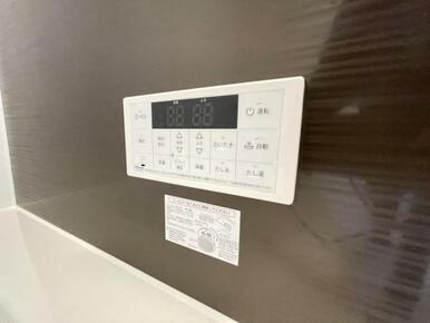 ボタンひとつでお湯張りや追い焚き、温度調整までしてくれる便利なオートバス機能付き！