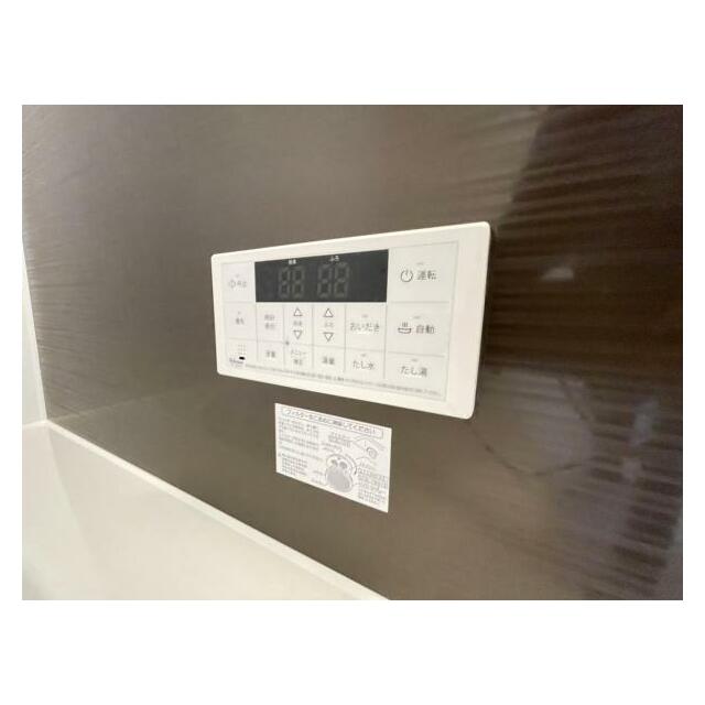 ボタンひとつでお湯張りや追い焚き、温度調整までしてくれる便利なオートバス機能付き！