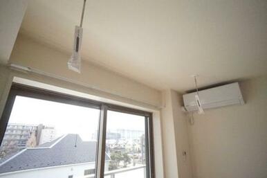 ＬＤＫ（１２．９帖）　室内物干しの設置がございます。