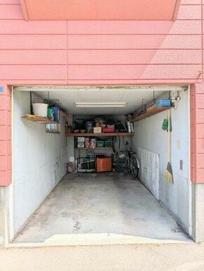電動シャッター付きビルドインガレージ