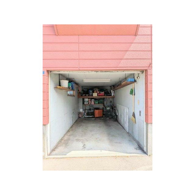 電動シャッター付きビルドインガレージ