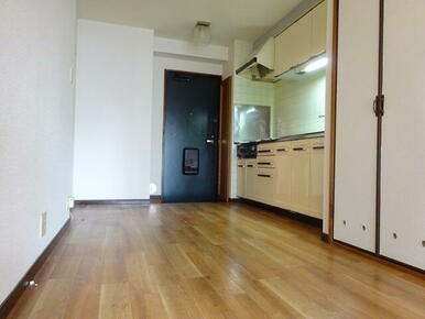 落ち着いた色調のクッションフロアを使用しています