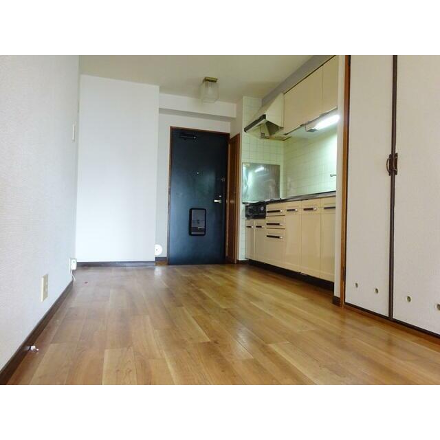 落ち着いた色調のクッションフロアを使用しています