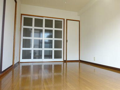 明るい陽射しが差し込む洋室です