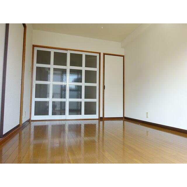 明るい陽射しが差し込む洋室です