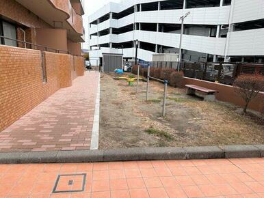 敷地内にはお子様が遊べる遊具もございます。