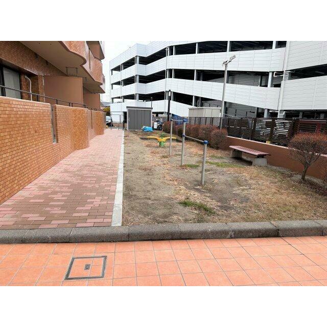 敷地内にはお子様が遊べる遊具もございます。
