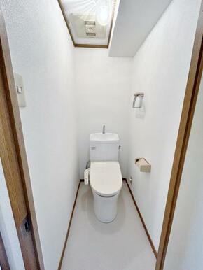 交換済みのトイレです。床も壁・天井も張替えております。