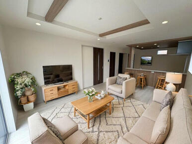 【リビング】ゆったりリビング！シャッター、折上天井と設備も充実です♪