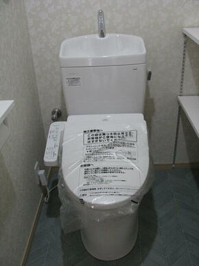 温水洗浄便座（新品）トイレ内収納棚あり