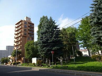 外観　公園がすぐ横