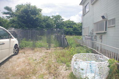 中央奥に本物件が見えます。北側道路とは接道していません。