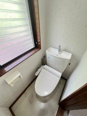 窓があり、換気のしやすいトイレでございます。