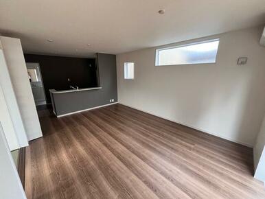 変化のあるクロス（壁紙）で奥行きと立体感の感じられる空間に（1号棟）