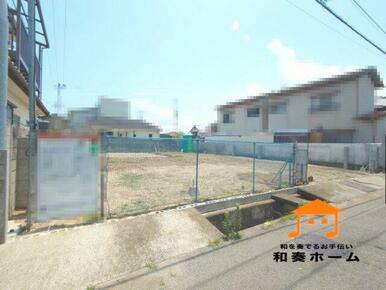 前面道路が広いのでファミリーカーのような大きな車でも運転しやすく、車庫入れも余裕を持ってできるのが魅