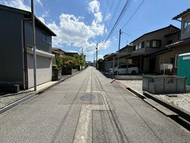 前面道路は融雪装置付きで冬季も安心