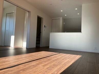 家具のデザインや配置でリビングの印象は大きく変わります。ぜひ自分の感性に合う空間を（1号棟）