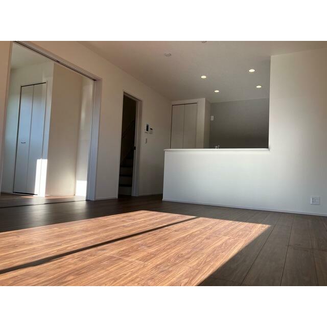 家具のデザインや配置でリビングの印象は大きく変わります。ぜひ自分の感性に合う空間を（1号棟）