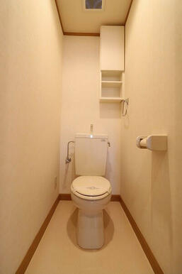トイレにはコンセントがあるので温水洗浄便座設置可能です。