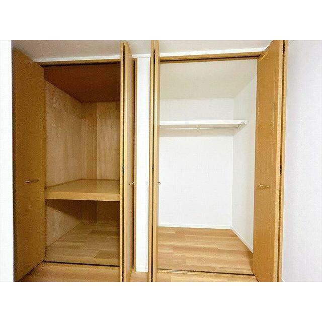 二階南側洋室の収納は二口ございます