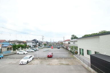 目の前は駐車場で日当たり良好