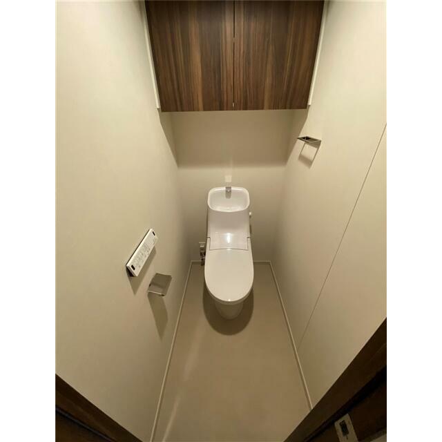 トイレ（ウォシュレット、吊戸棚）