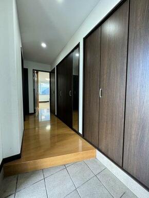 収納が4つもある廊下、たくさん収納可能です。