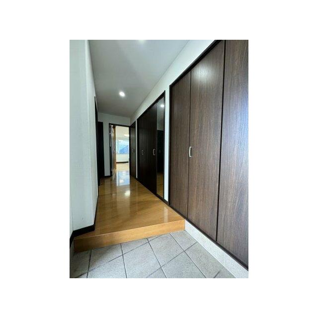 収納が4つもある廊下、たくさん収納可能です。