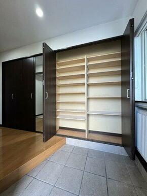 大容量シューズボックスつき。